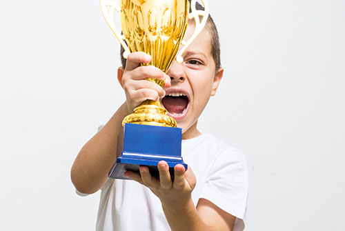 02_Trophy-guy