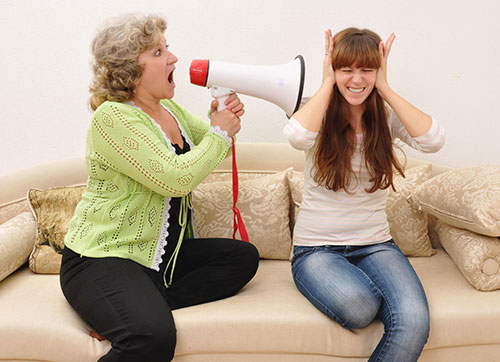 07_Shouting-mother